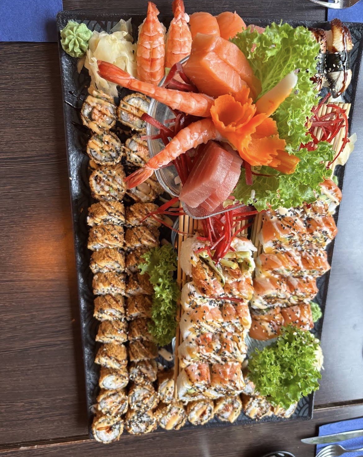 Feine Sushi-Auswahl mit Nigiri und Maki auf schwarzem Schiefer
